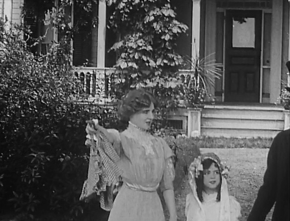 Lawrence's natural beauty is obvious.